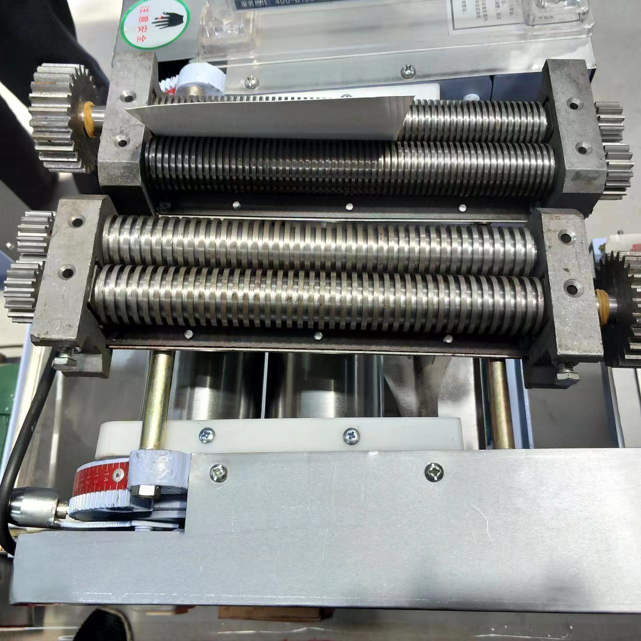 آلة صنع وقطع المعكرونة والنودل - مراجعة Pasta Machine Electric وسعره